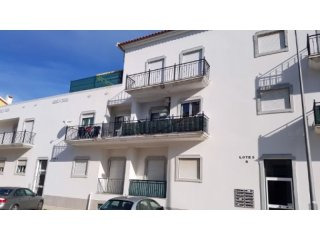 3 Bed Apartment With 2 Beds And Garage..