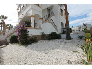This cosy ground floor apartment is located in Los Dolses...