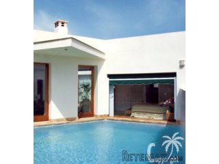This modern and bright villa was built in 2001 on a flat..