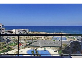 * LARGE FRONTLINE BEACH 4 BED APARTMENT