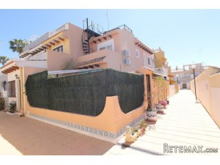 This nice terraced house is located in Las Chismosas in the..