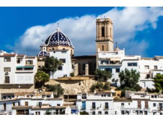 Large apartment on the second line in Altea This three-bed..