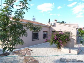 This semi-detached villa is located in a sunny, residential..