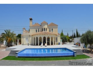 We find this fully renovated finca on a plot of 2450 m² in..