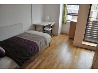 Single with double bed near Canary..