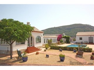 This modern, single storey finca with a separate guest..