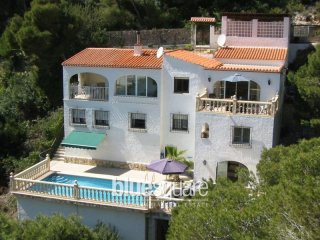 Traditional 4-Bedroom Cliff Top Villa..