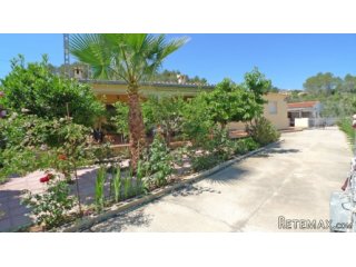 Set on a large flat plot there are 2 villas, the first at..