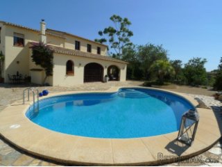 Finca style property for sale located at just 10 minutes..