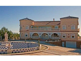 6 BEDROOM BESPOKE DESIGNED VILLA