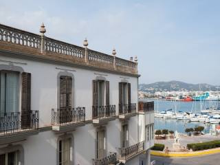 Luxury Two Bedroom Spacious Period..
