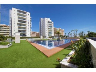 At 50 meters from the beach we find this south-facing house..