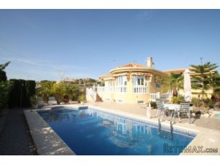 This exclusive villa built in 2005, located on a beautiful..