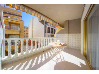 Beautiful 2 Bed Apartment 50m From La..