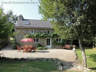 2 houses + stone barn in a hectare with..