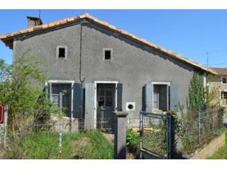Maison en pierre a renover avec cour -..