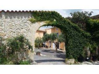 Bel ensemble comprenant une habitation..