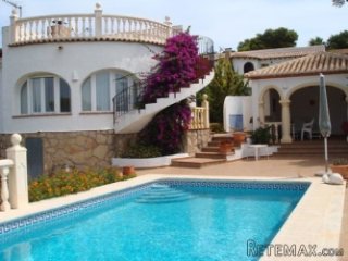 Villa with private pool and lovely sea views from the roof..