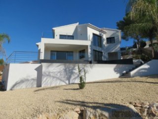 Now complete, this superb new villa is located in a quiet..