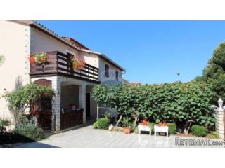 POREČ, APARTMANSKA KUĆA 1 KM OD MORA