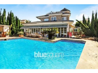 Large 6 bedroom family home within..