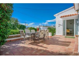 This cosy semi-detached villa is located in a cul-de sac in..