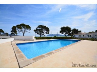 Well presented three-bedroom penthouse, with amazing sea..