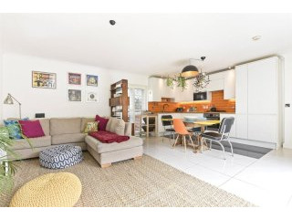 3 Bedroom Purpose Built, Leasehold