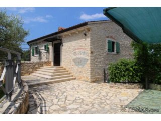 KAMENA VILA SA BAZENOM U PRIRODNOM OKOLIŠU
