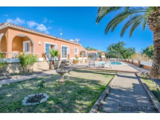 This single-storey villa with wonderful sea views was..