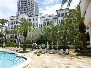 3 bedroom Flat For Sale: Aventura 33160