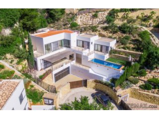 With the port of Javea located just a few hundred meters..