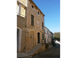 Townhouse to reform in the heart of the lovely village of..