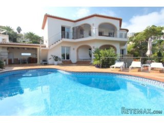 Impressive second line villa for sale in a sought after..