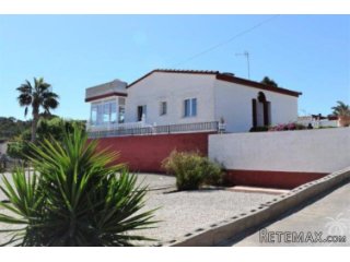 This detached spacious house is located in a quiet..