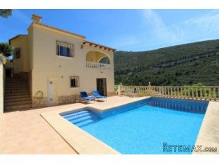 Immaculate property on 2 levels with an internal staircase..