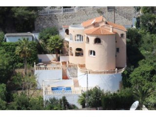 This villa with private pool consists of two separate..