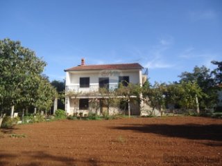 ODRŽAVANA KUĆA NA VELIKOJ OKUĆNICI