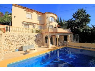 This villa is distributed over two levels linked via both..