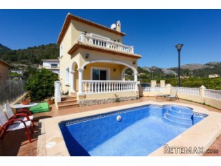Modern villa with pool for sale in Sagra within easy..