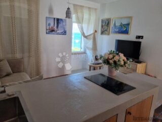 Pećine - dvosobni luksuzno uređeni stan uz more