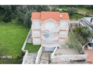 Rab,Kampor- kuća sa 2 stana i garažom