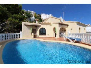 Well maintained detached villa with fantastic panoramic sea..