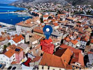 Senj, centar - dvoetažni stan u strogom centru grada
