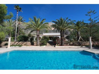 Rustic villa with lots of character on large plot on the..