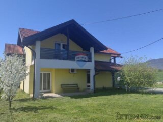 Gornji Desinec - Prostrana obiteljska kuća s vrtom i garažom