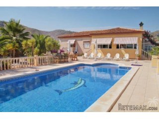 This beautifully situated finca with a separate guesthouse..