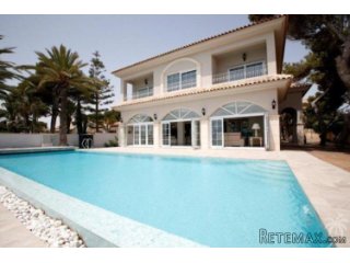 This spectacular villa of 520 m² is located right by the..
