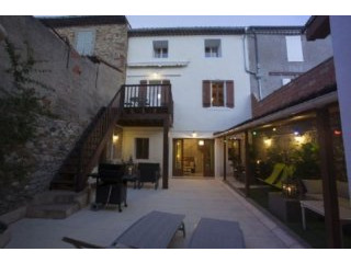 Character Home, Courtyard, Jacuzzi..