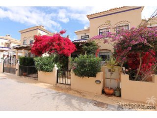 This beautiful connected house is only 800m from the beach...